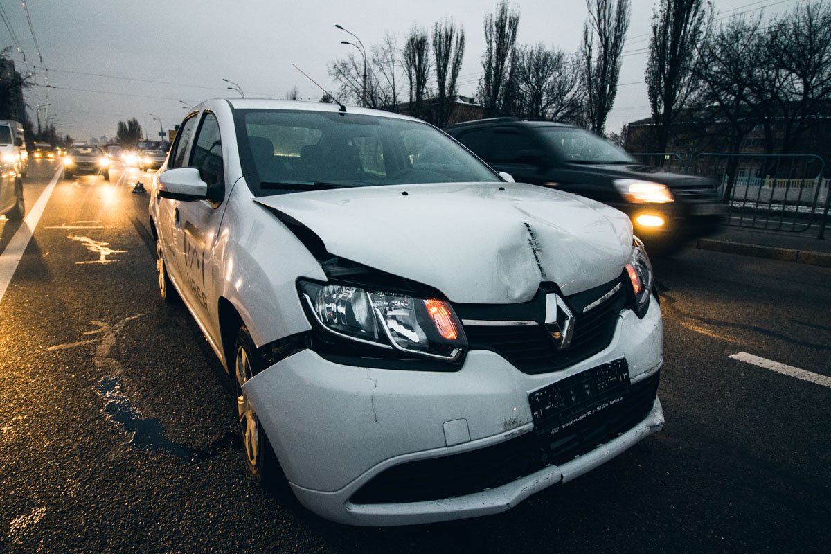 В Киеве на Воскресенке столкнулись такси Uber, Daewoo и фургон с мороженым 2