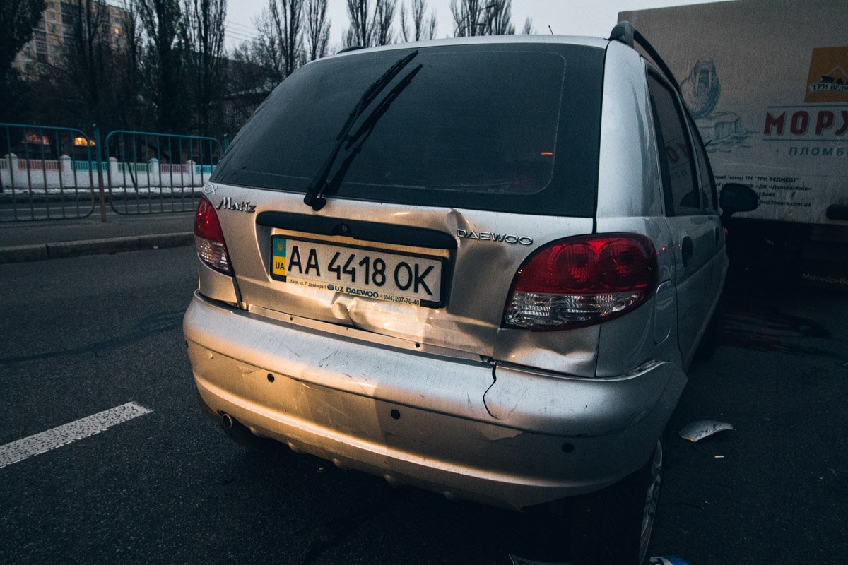В Киеве на Воскресенке столкнулись такси Uber, Daewoo и фургон с мороженым 3