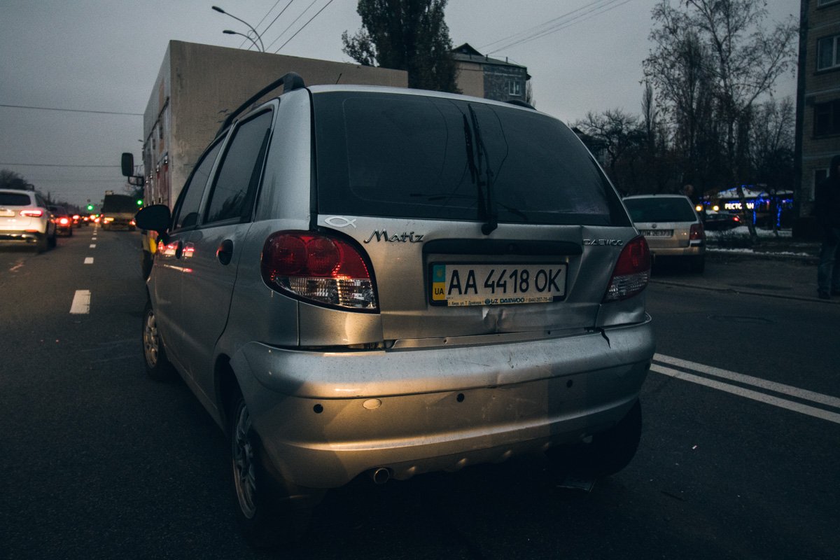 В Киеве на Воскресенке столкнулись такси Uber, Daewoo и фургон с мороженым 4