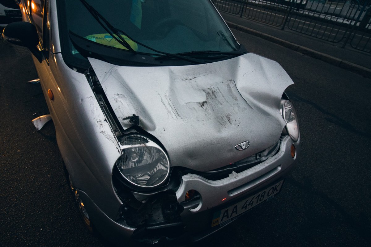 В Киеве на Воскресенке столкнулись такси Uber, Daewoo и фургон с мороженым 5