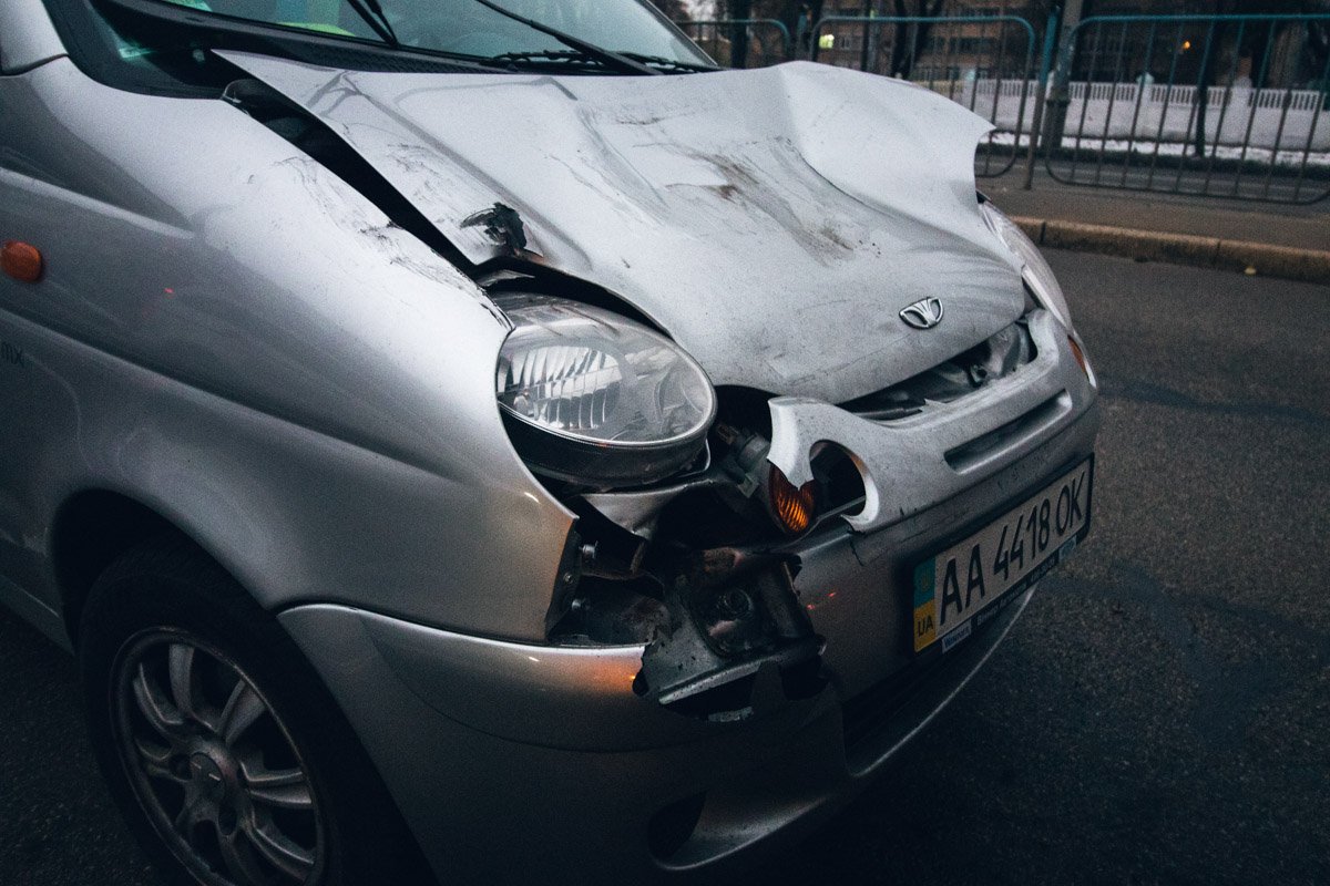 В Киеве на Воскресенке столкнулись такси Uber, Daewoo и фургон с мороженым 6