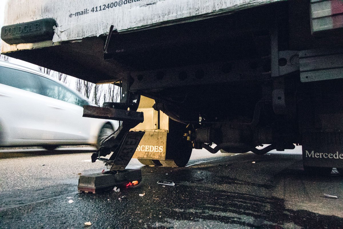 В Киеве на Воскресенке столкнулись такси Uber, Daewoo и фургон с мороженым 7