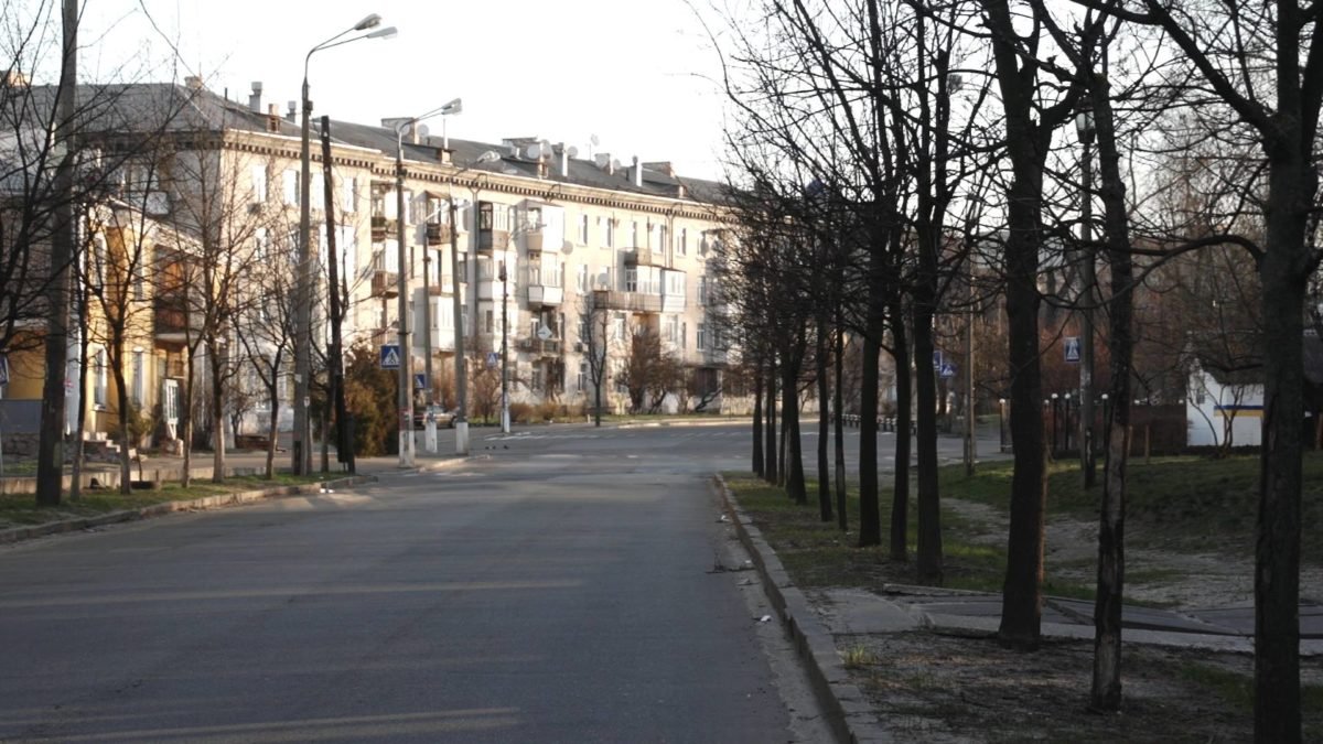 В Киеве, действительно, очень тяжело снимать безлюдные сцены, ведь даже в 4-5 утра, когда солнце взошло, на улицах уже очень много людей и машин В Киеве, действительно, очень тяжело снимать безлюдные сцены, ведь даже в 4-5 утра, когда солнце взошло, на улицах уже очень много людей и машин