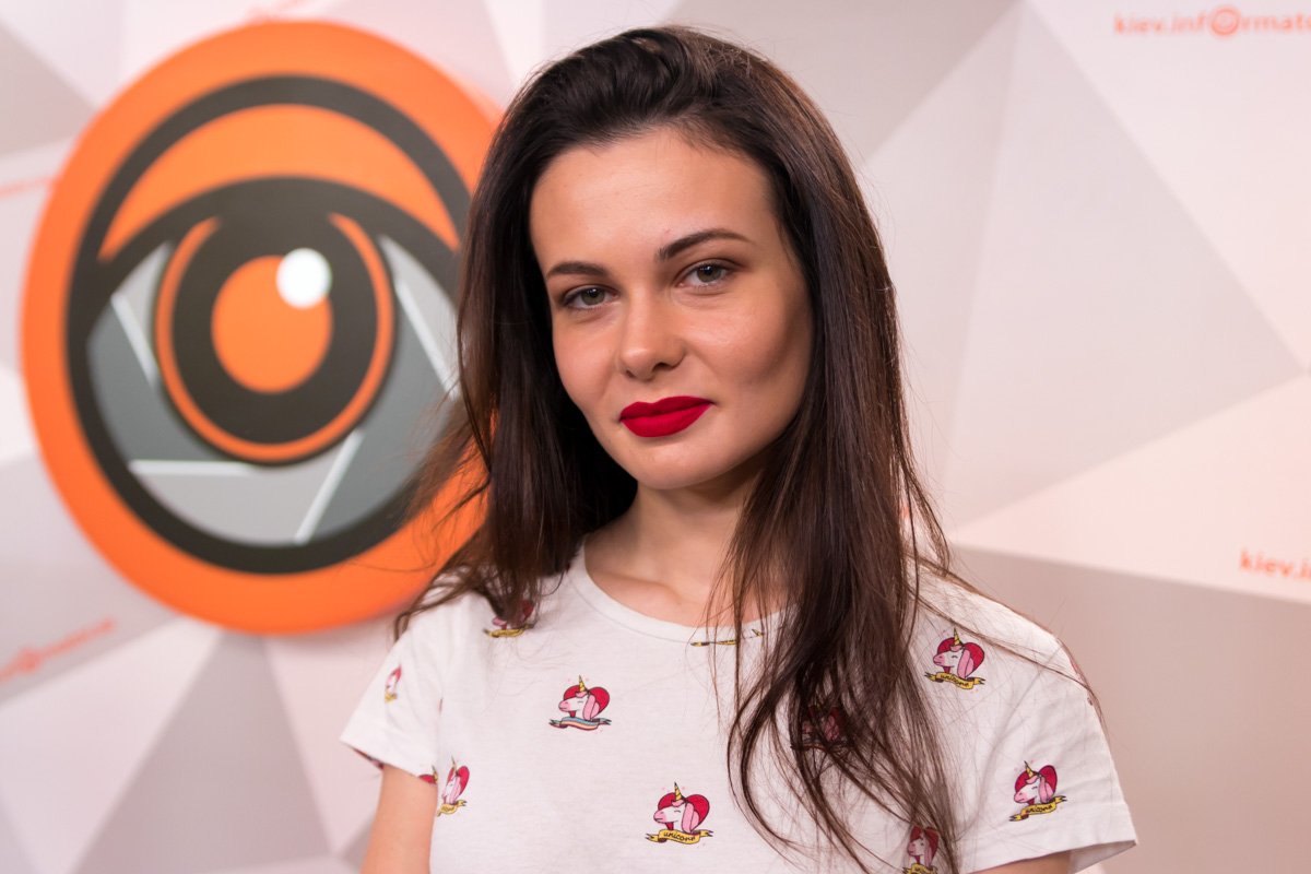 Красивый макияж сможет лаконично дополнить ваш праздничный образ 