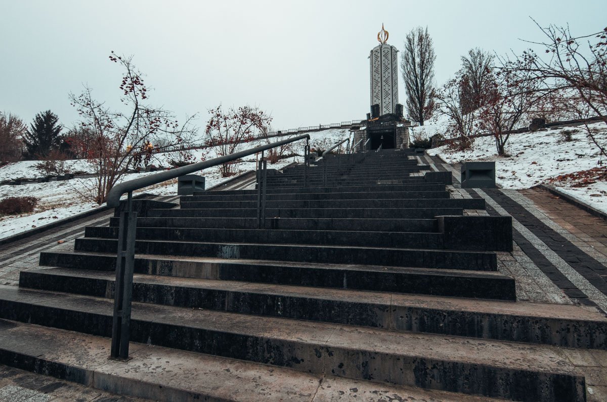 В состав комплекса входит часовня-памятник «Свеча памяти»