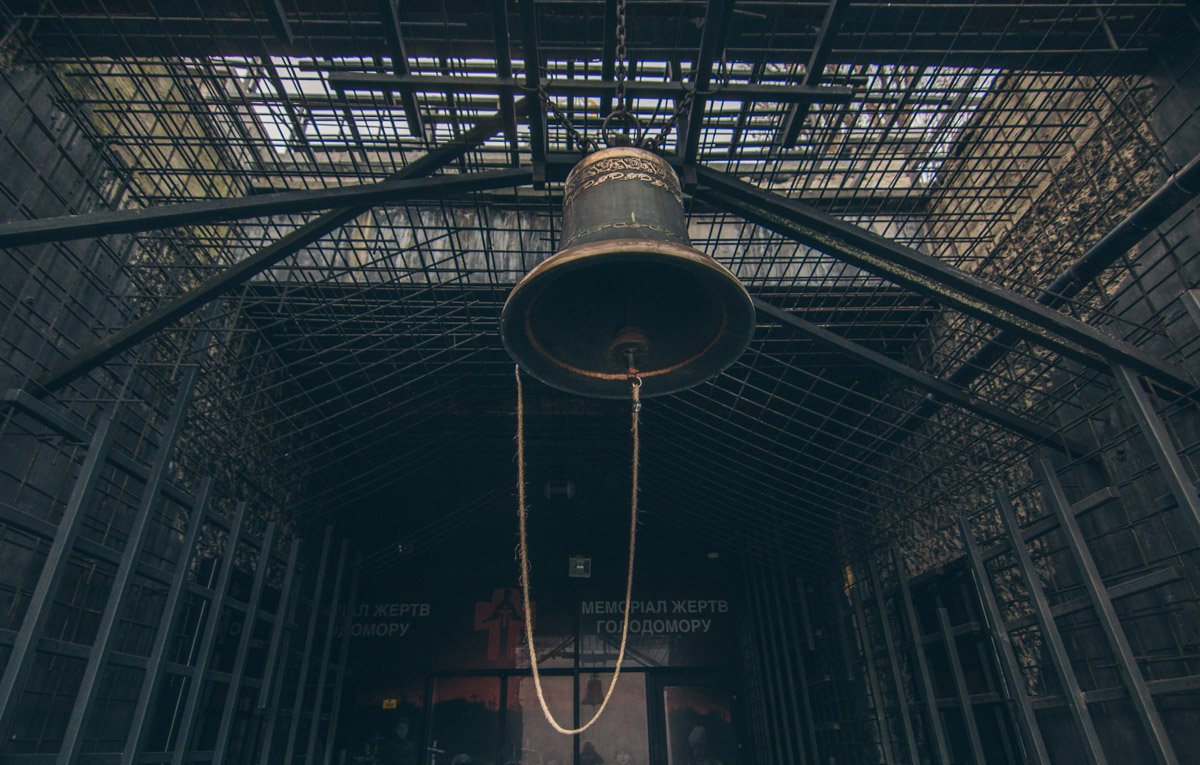 На территории комплекса также расположен музей, в котором можно посмотреть фильмы, посвященные Голодомору