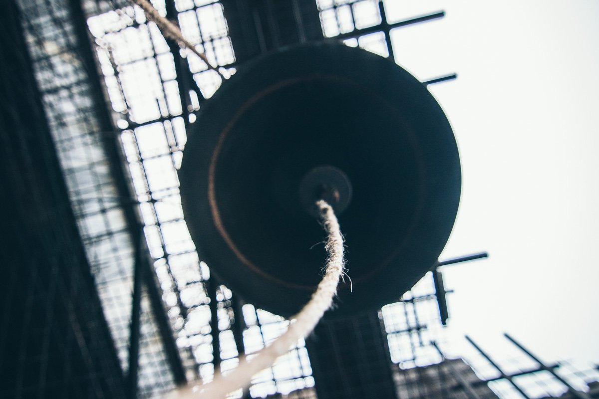 Перед входом в музей расположен такой колокол