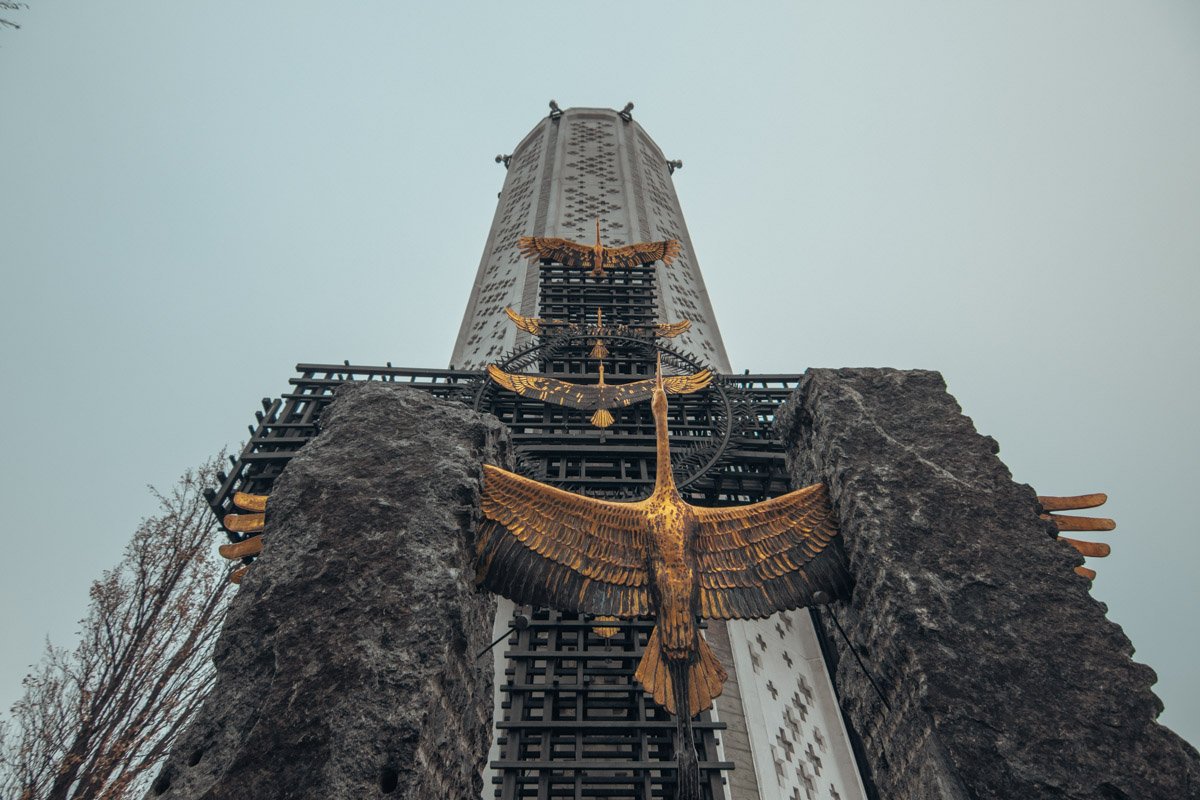 Часовню-свечу окружают композиции с аистами и крестами