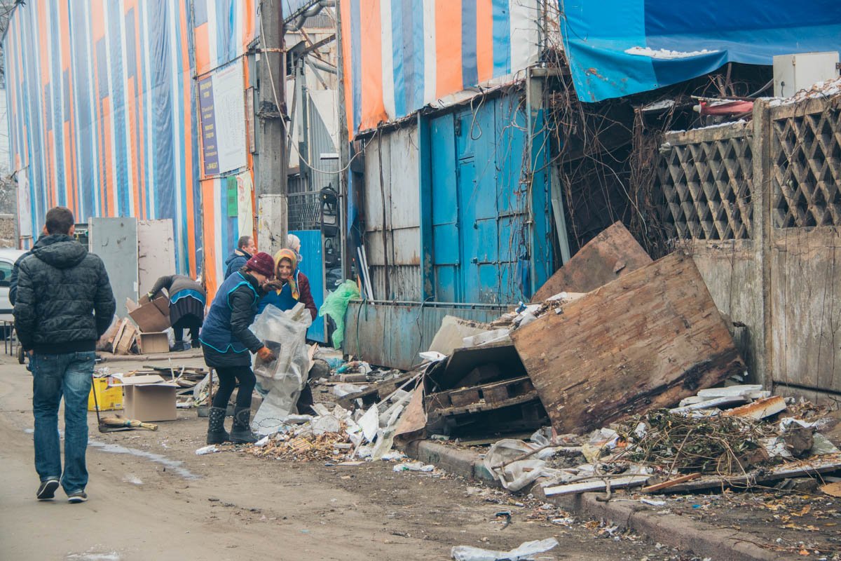 После демонтажа киосков осталось еще много разбросанного по тротуарах и проезжей части строительного мусора
