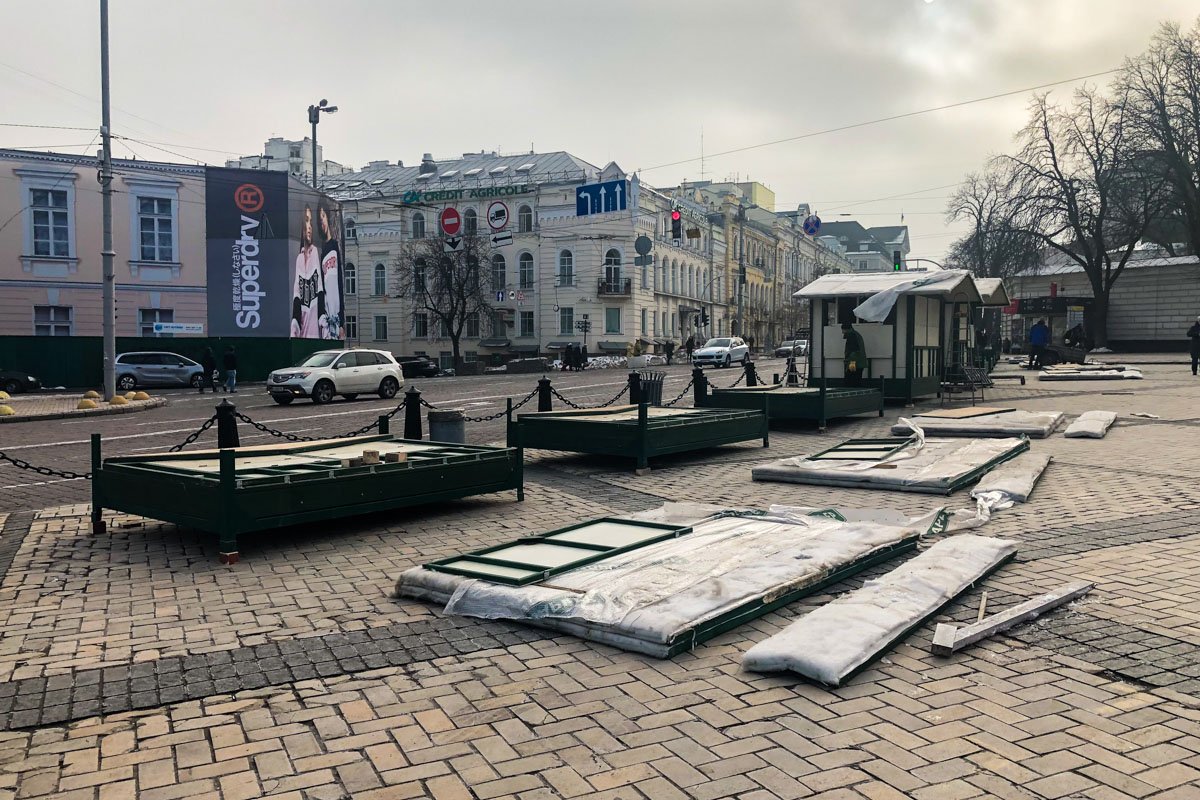 Софийскую площадь активно готовят к празднованию Нового года Софийскую площадь активно готовят к празднованию Нового года
