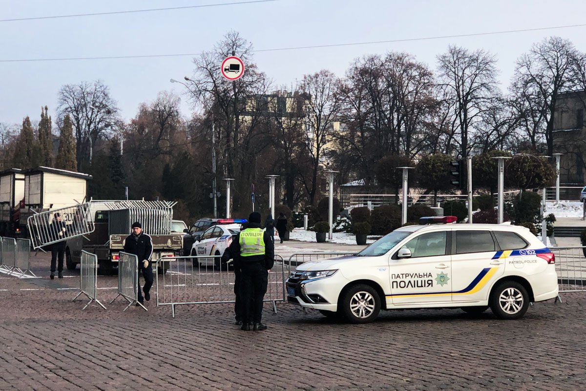 Полицейские регулируют движение на Владимирском проезде Полицейские регулируют движение на Владимирском проезде