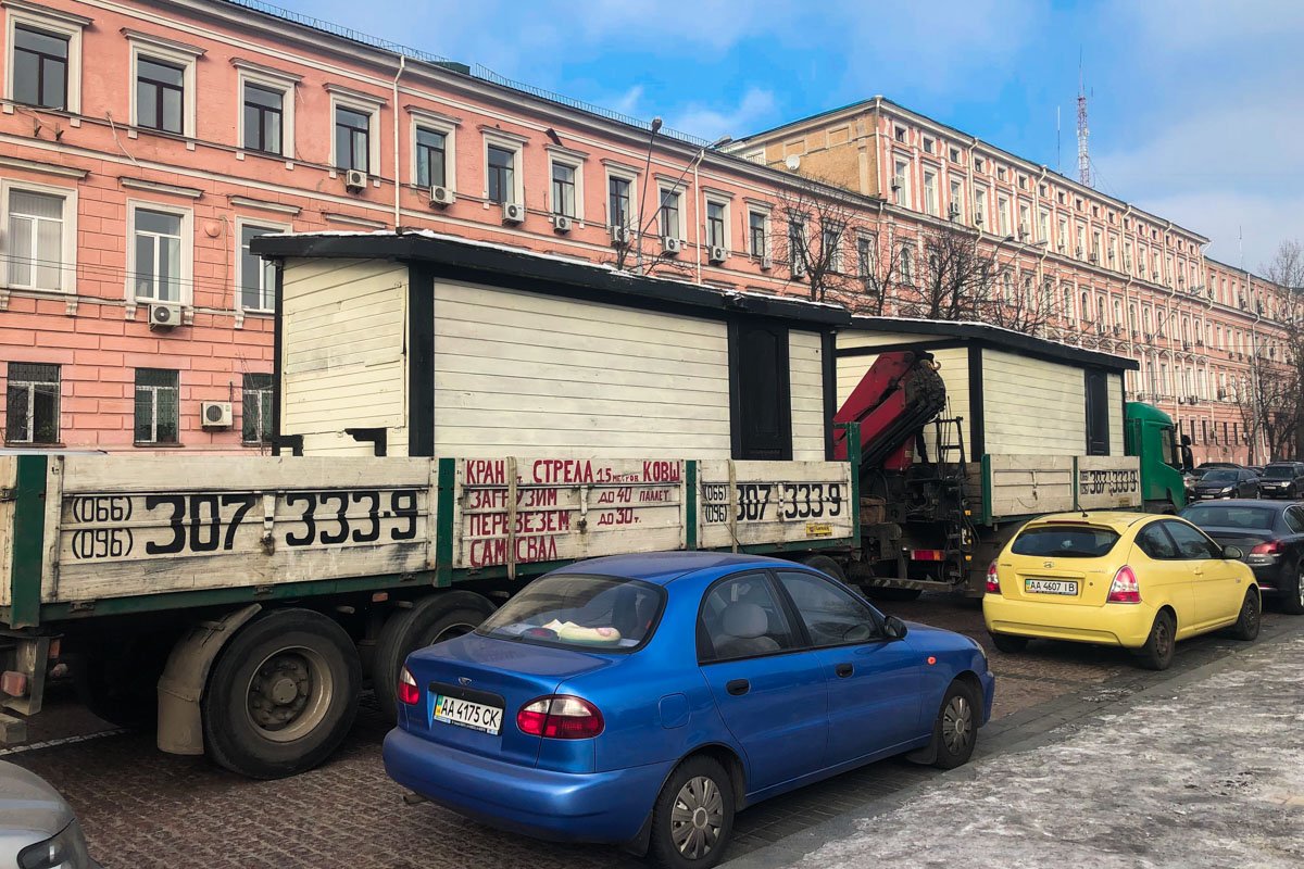 Киоски новогоднего городка на Софийской площади Киоски новогоднего городка на Софийской площади