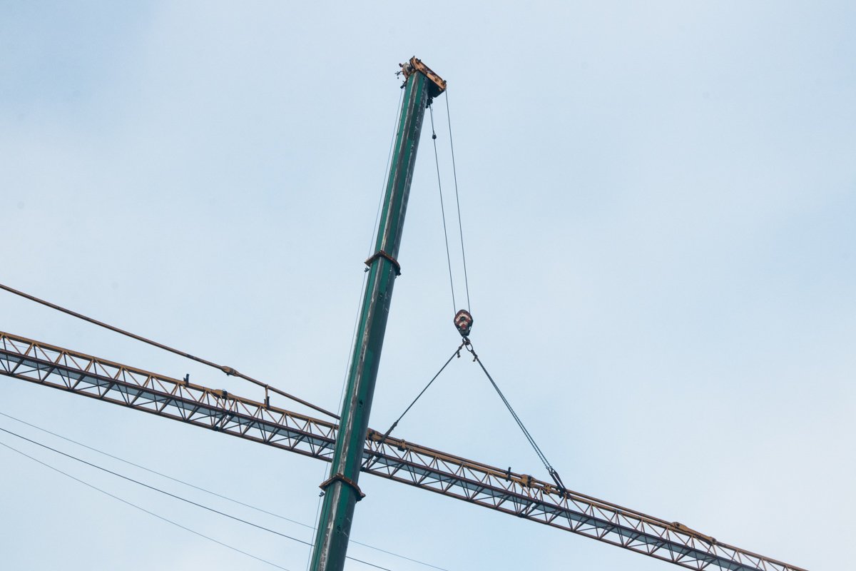 Кран демонтируют со скандальной стройки на Андреевском спуске, 14-16