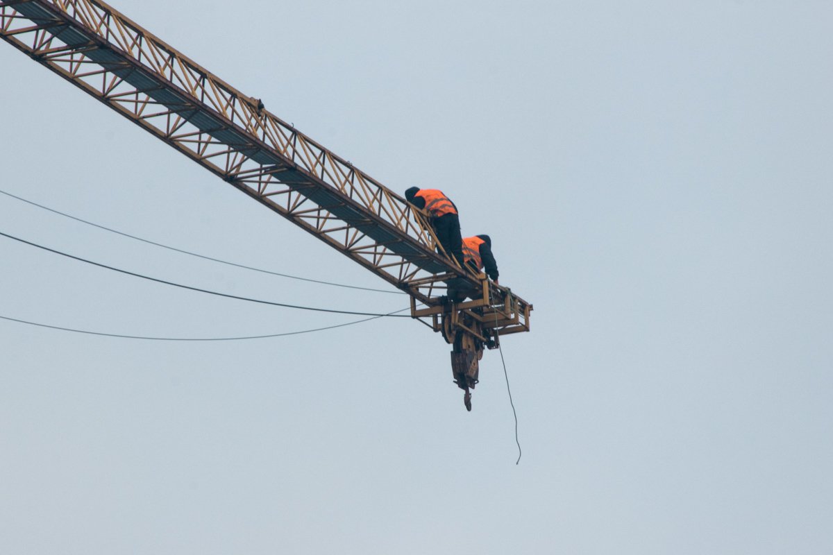 Ничто не помеха городским службам - ни холод, ни высота