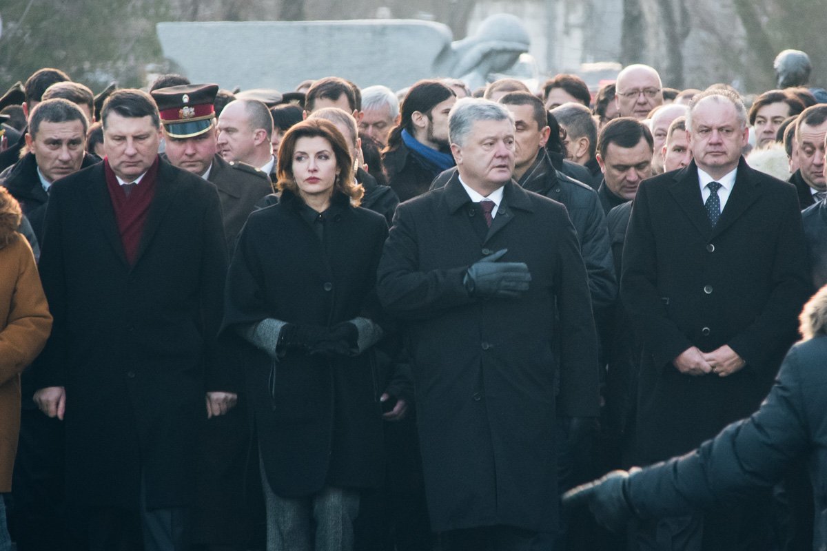 К чествованию памяти возле "Мемориала жертвам Голодомора" присоединились Петр Порошенко и первая леди Марина Порошенко К чествованию памяти возле "Мемориала жертвам Голодомора" присоединились Петр Порошенко и первая леди Марина Порошенко