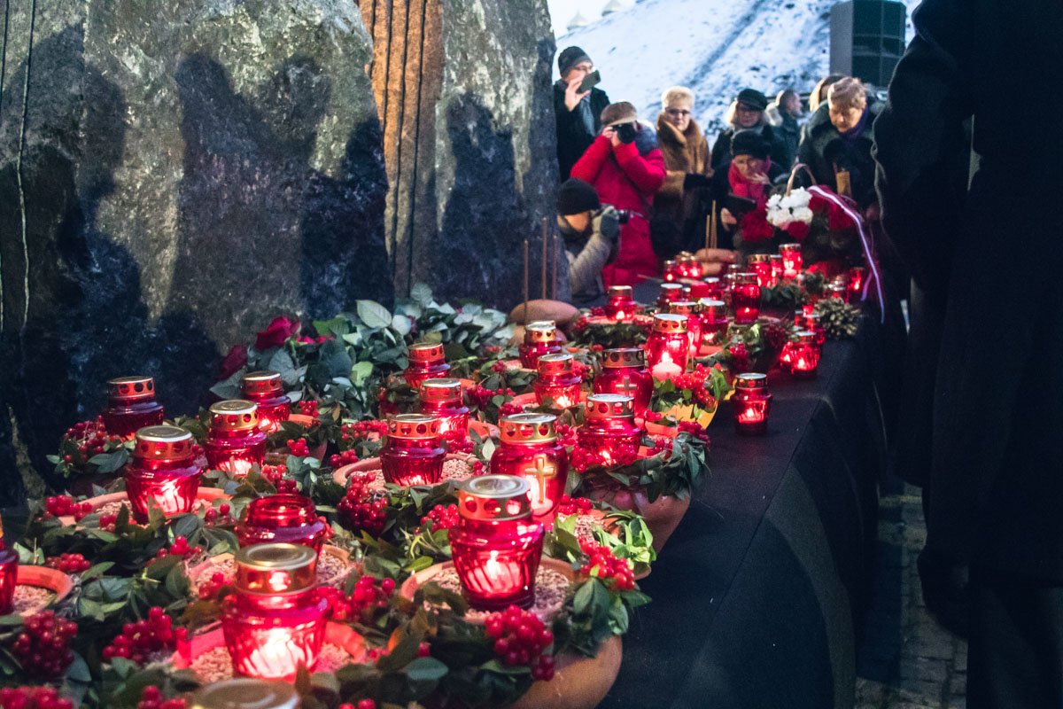 В 16:00 в память о жертвах Голодомора прошла общенациональная минута молчания В 16:00 в память о жертвах Голодомора прошла общенациональная минута молчания