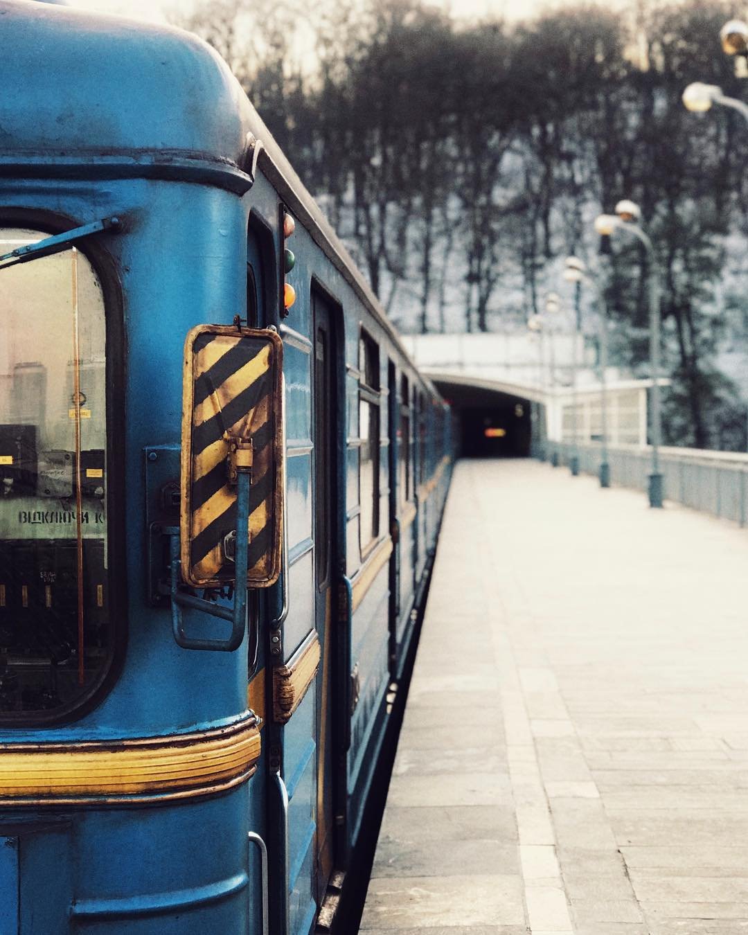 Пока вы смотрите на метро, метро смотрит на вас. Фото: @alexandrpavalatiy