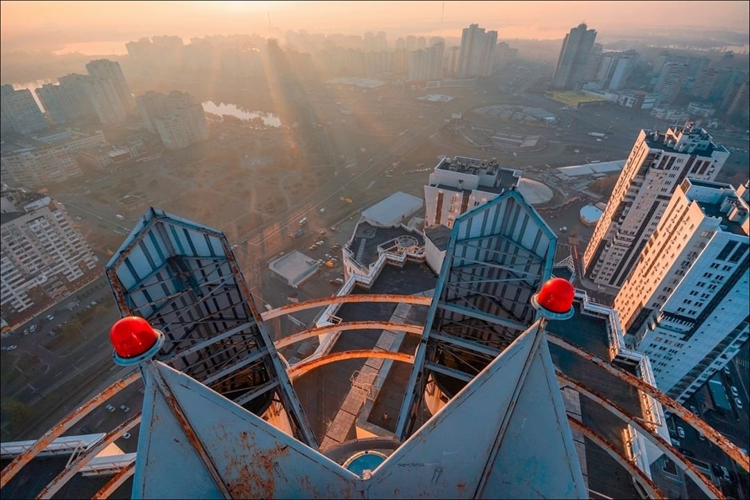 Туманный рассвет с высоты 128 метров Фото: @alexey_kumov Туманный рассвет с высоты 128 метров Фото: @alexey_kumov