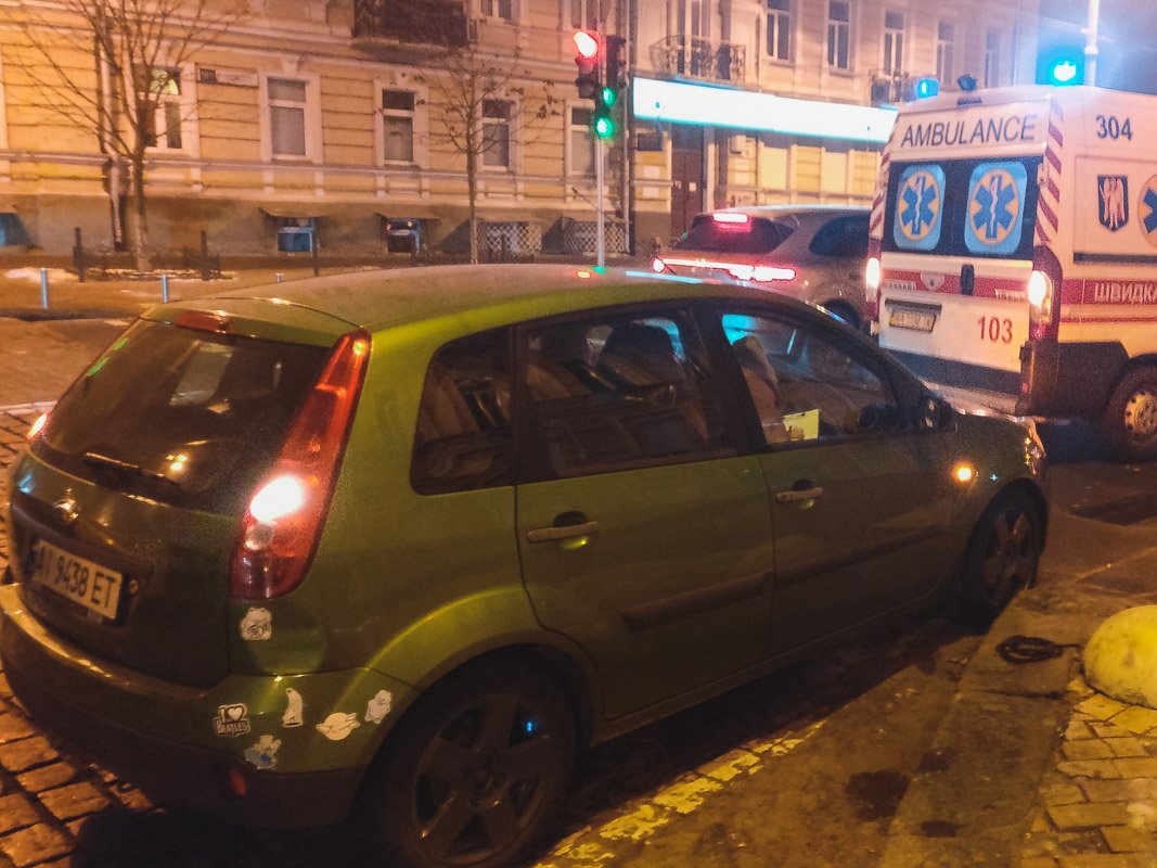 На Софийской площади троллейбус прижал мужчину к автомобилю На Софийской площади троллейбус прижал мужчину к автомобилю