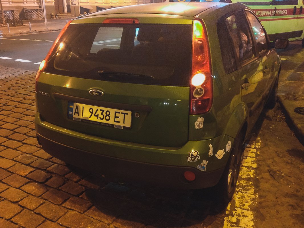 Троллейбус толкали ближе к контактной сети, но не рассчитали силу Троллейбус толкали ближе к контактной сети, но не рассчитали силу