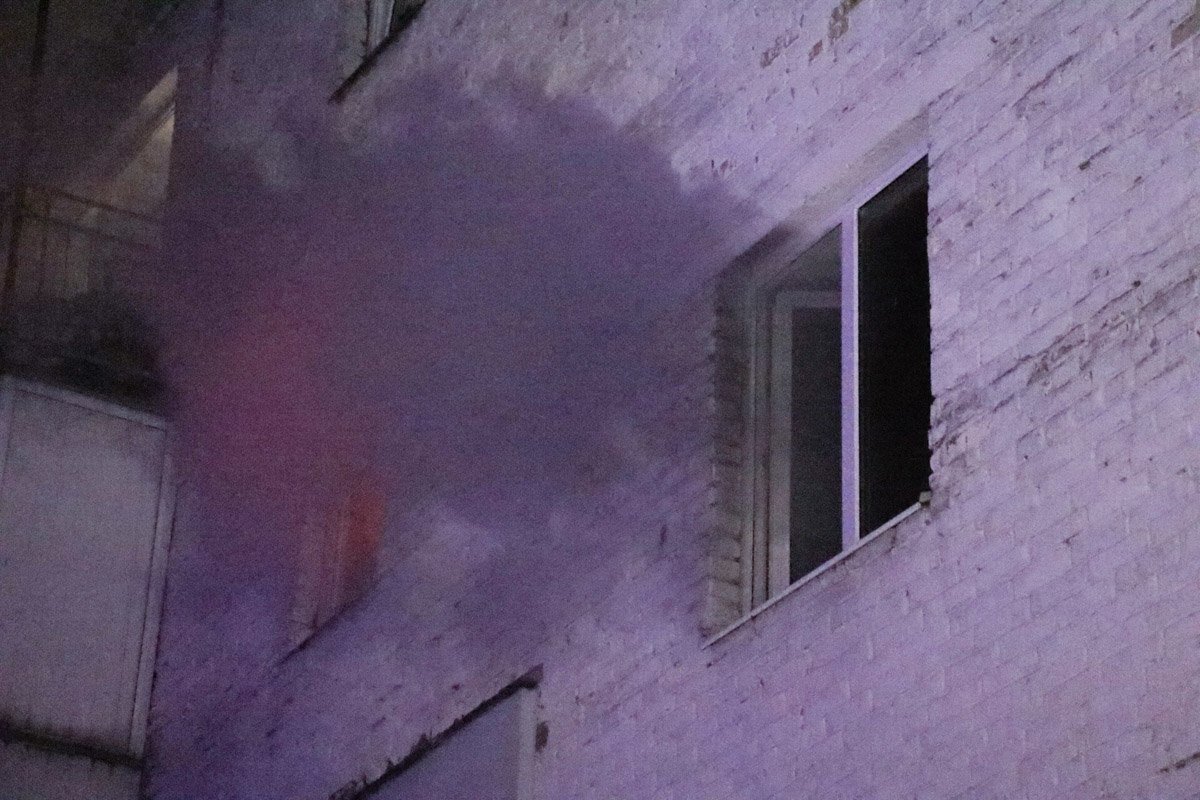 Огонь полностью уничтожил квартиру на третьем этаже