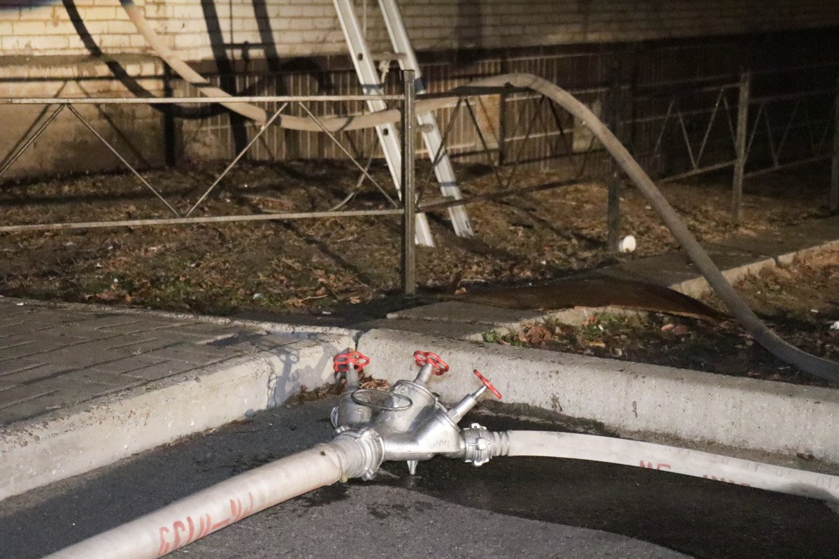 На месте работало три единицы пожарной техники