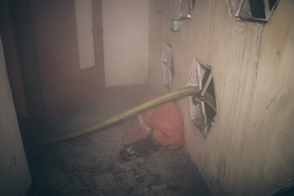 Возгорание произошло около 02:00 на 9 этаже жилого дома Возгорание произошло около 02:00 на 9 этаже жилого дома