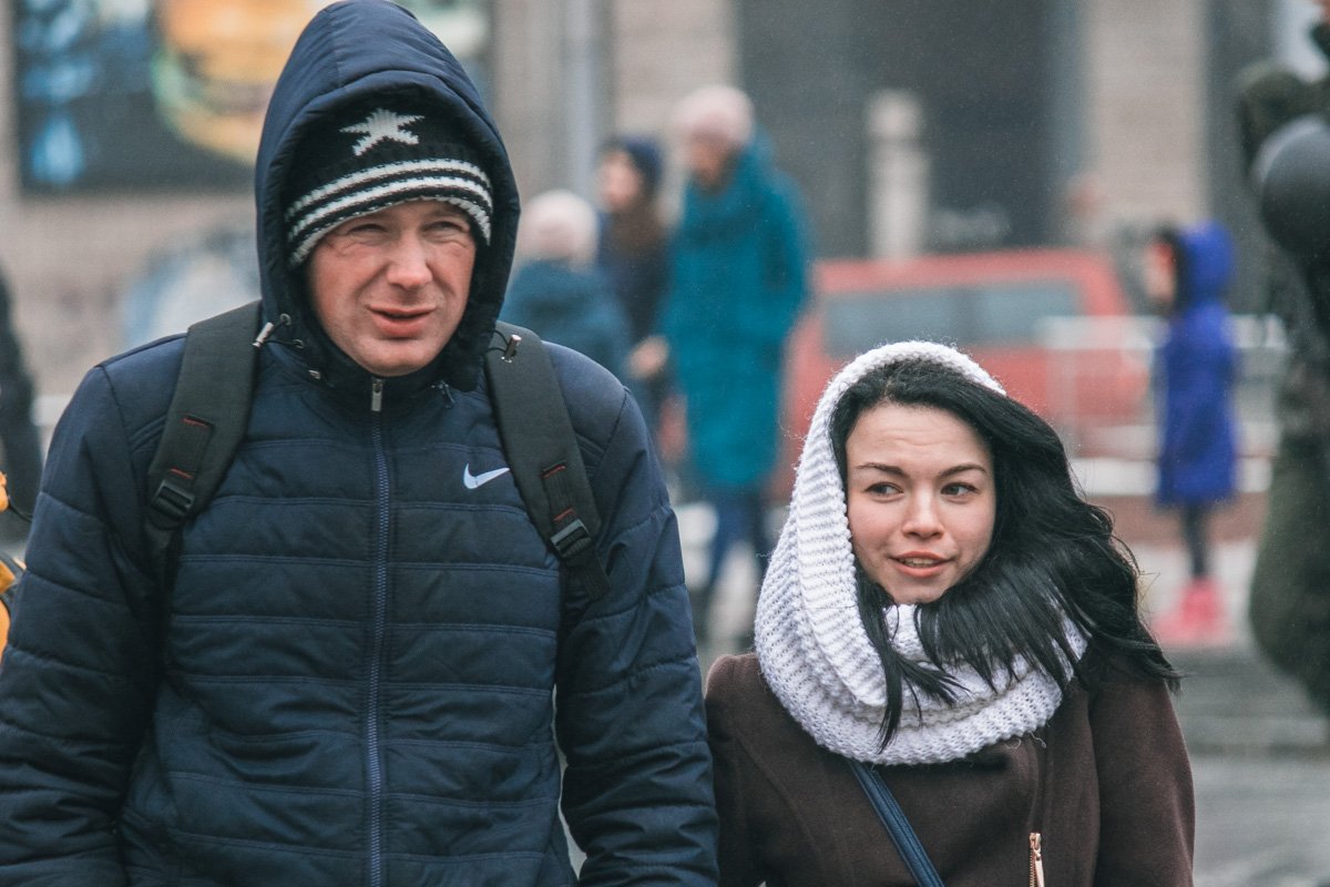 Вспоминается песня "Ветер с моря дул". Только, разве что с киевского:) Вспоминается песня "Ветер с моря дул". Только, разве что с киевского:)