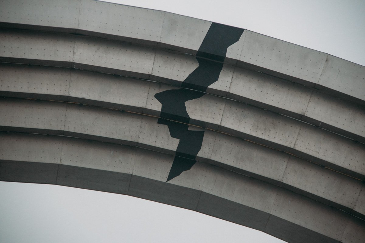 Издалека выглядит действительно, как настоящая трещина