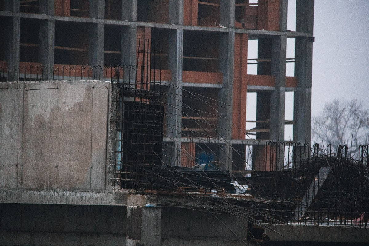 В воскресенье в Киеве на стройке жилищного комплекса "Славутич" перевернулся строительный кран В воскресенье в Киеве на стройке жилищного комплекса "Славутич" перевернулся строительный кран