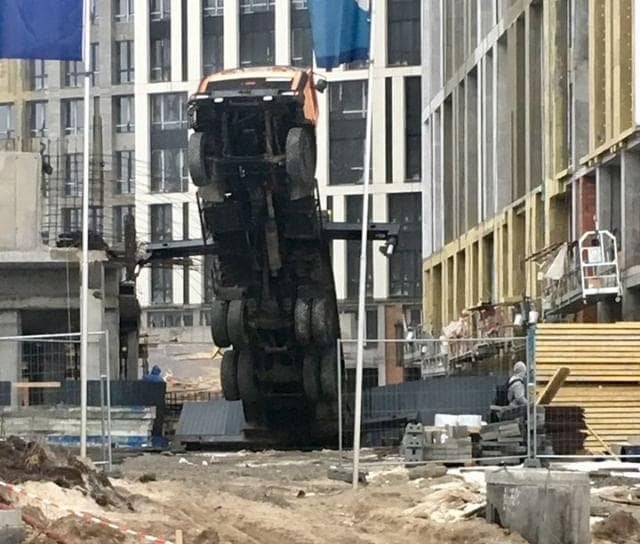 Кран-перевертыш довольно быстро вернули в исходное положение. Фото - Влад Антонов Кран-перевертыш довольно быстро вернули в исходное положение. Фото - Влад Антонов