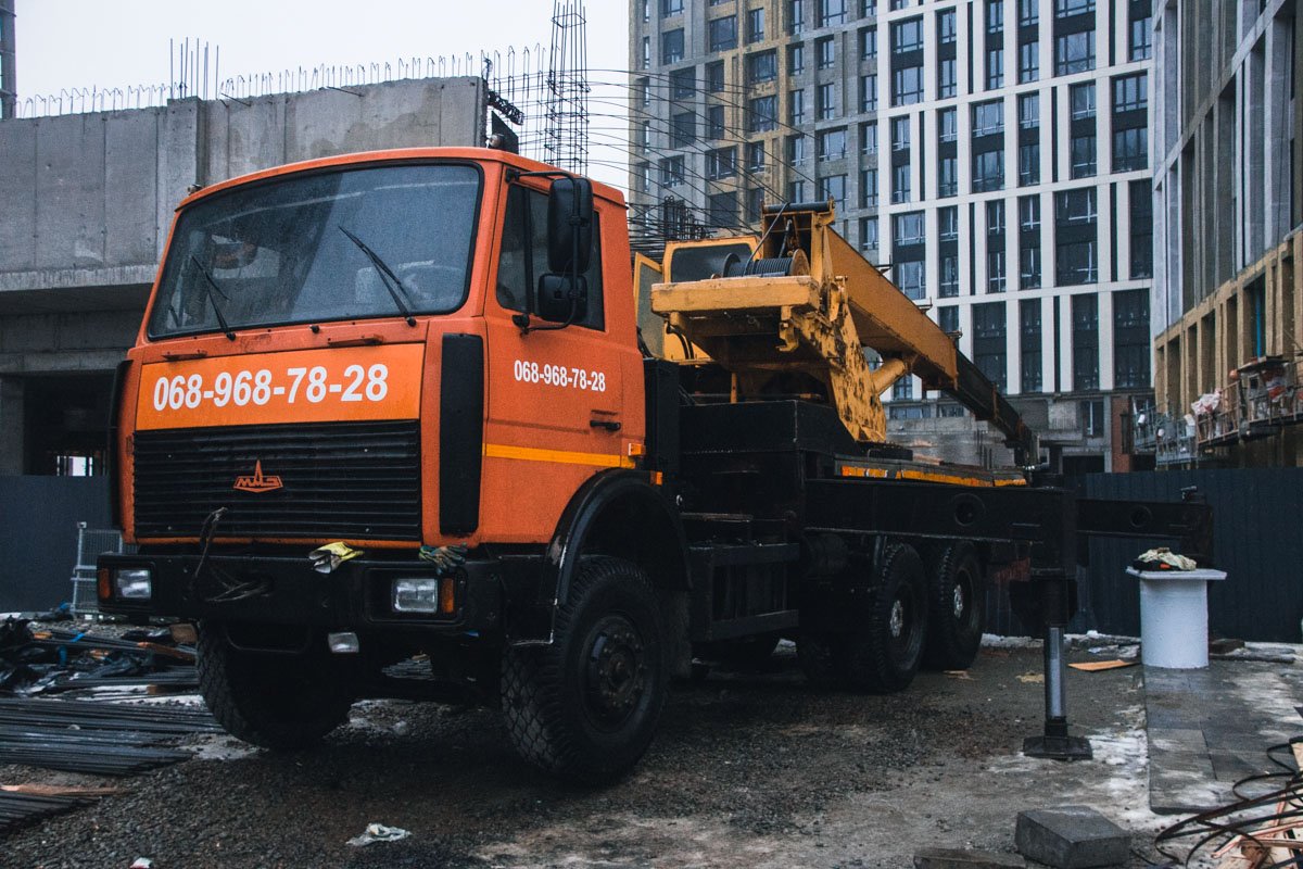 После того, как кран вернули в исходное положение, неизвестные снимали номера с машины После того, как кран вернули в исходное положение, неизвестные снимали номера с машины