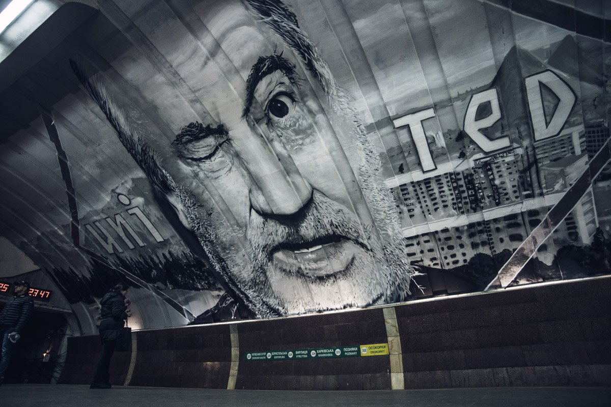 Yа станции метро «Осокорки» дорисовали мурал с изображением Богдана Ступки. Фото: Витольд Явдощук