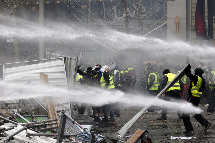 Митингующие уже начали устанавливать импровизированные баррикады Митингующие уже начали устанавливать импровизированные баррикады