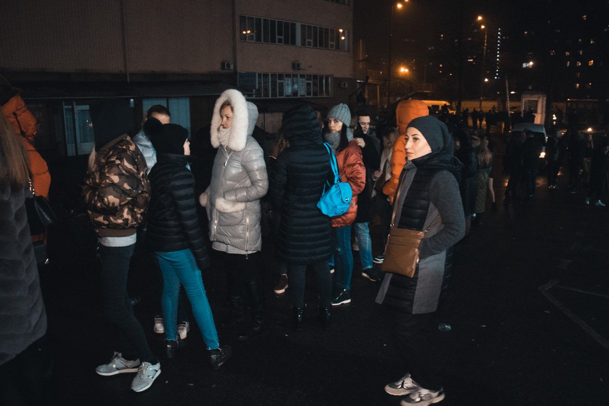 Долгое стояние в очереди никак не испортило настроение у парней и девушек, которые пришли посмотреть на своего кумира Долгое стояние в очереди никак не испортило настроение у парней и девушек, которые пришли посмотреть на своего кумира