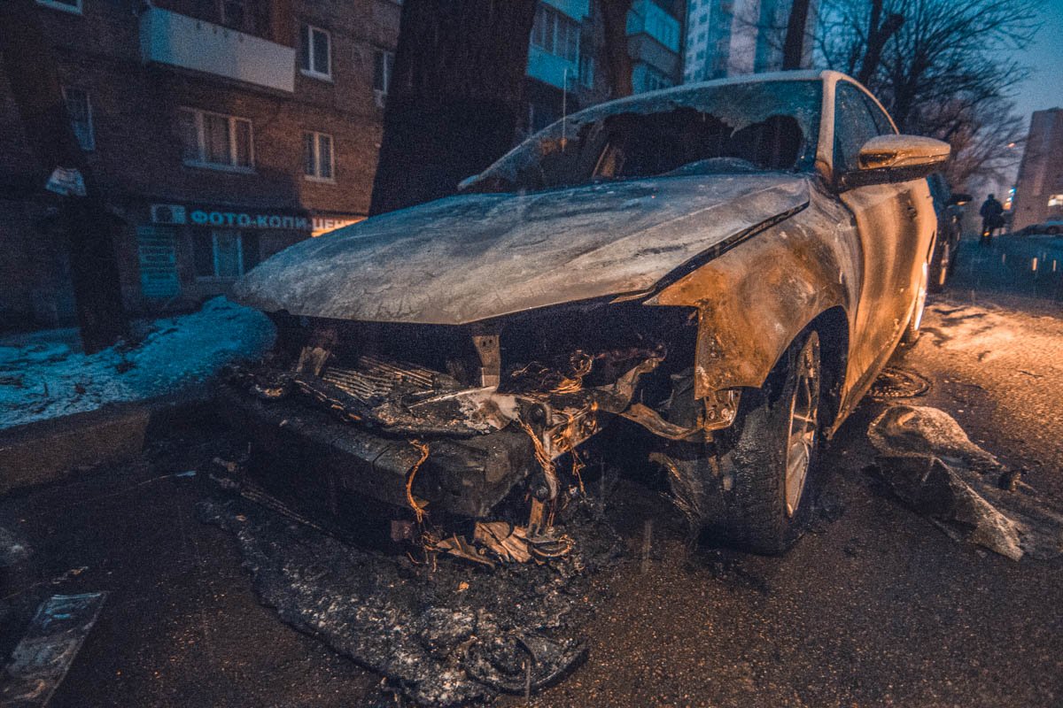 На улице Хомова сожгли автомобиль Volkswagen Jetta, который принадлежит посольству Российской Федерации
