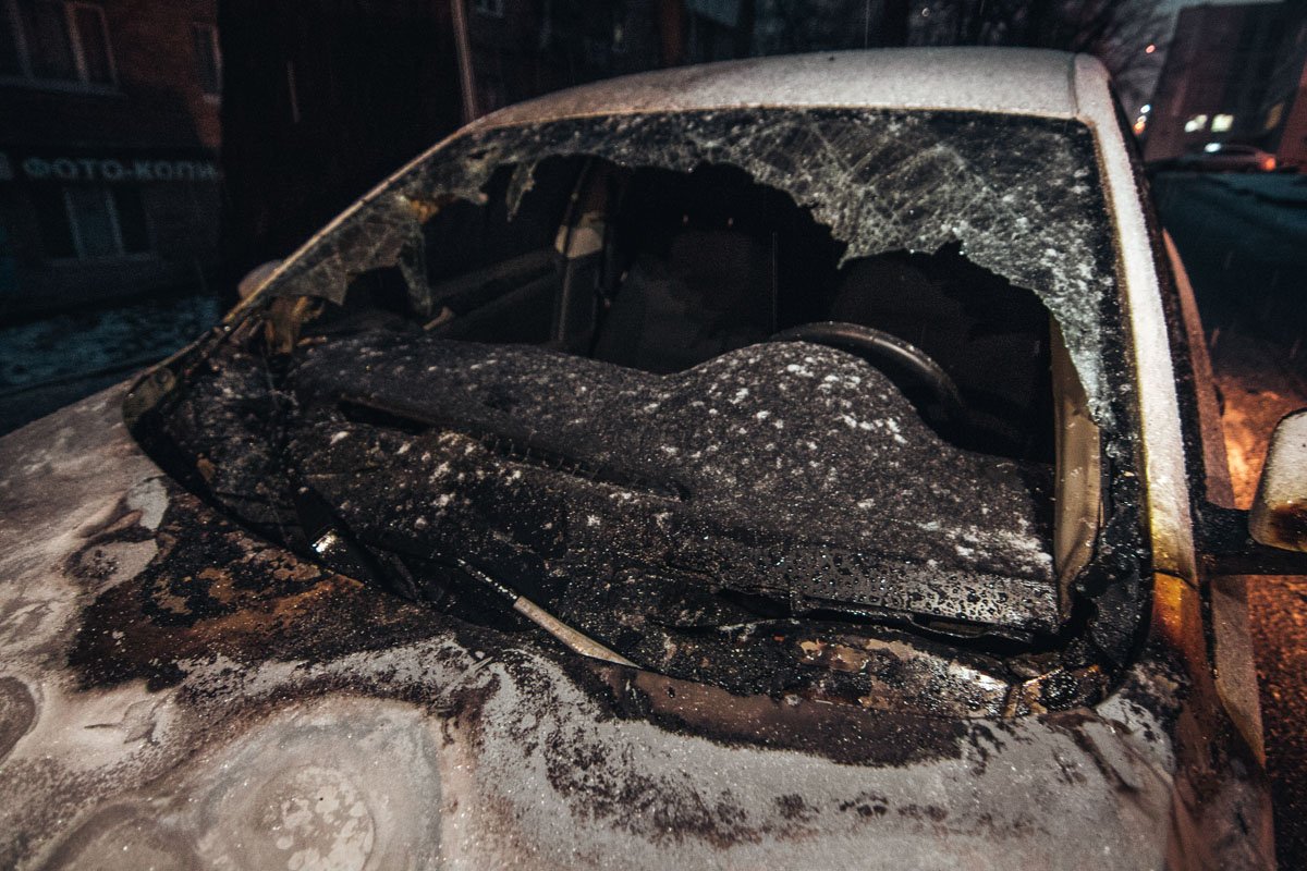 Очевидцы не слышали хлопков и не видели людей, которые подожгли автомобиль