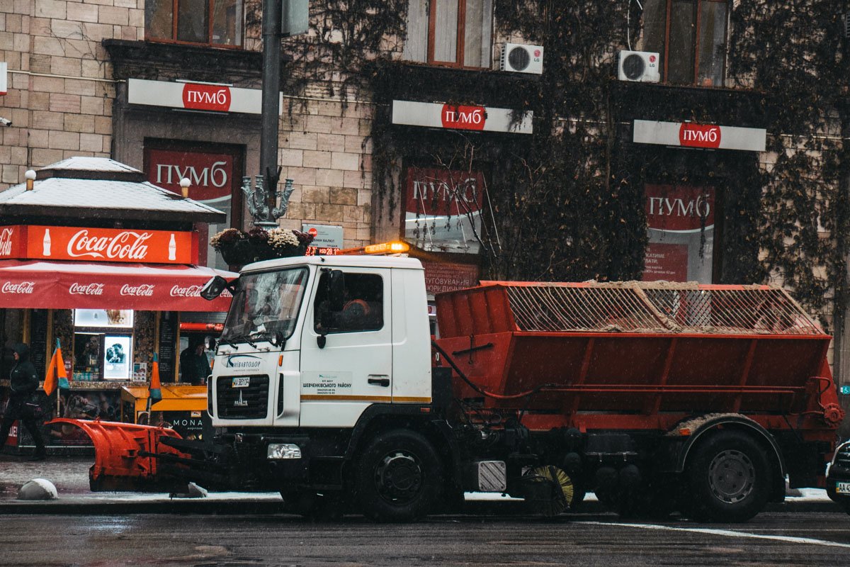 На улицы Киева выехало больше 350 единиц спецтехники На улицы Киева выехало больше 350 единиц спецтехники