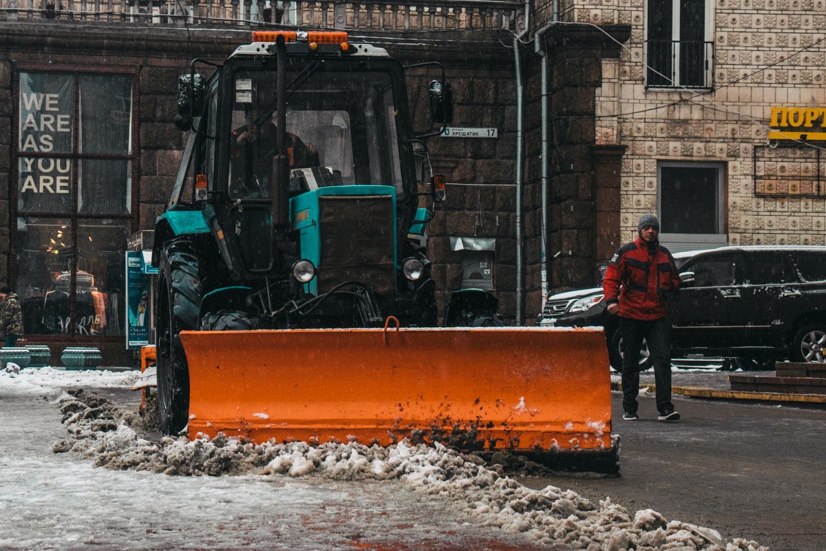 Коммунальные службы чистят дороги и тротуары Коммунальные службы чистят дороги и тротуары