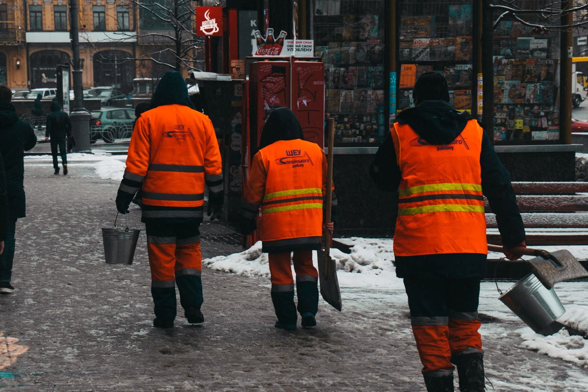 Улицы посыпают противогололедными материалами Улицы посыпают противогололедными материалами