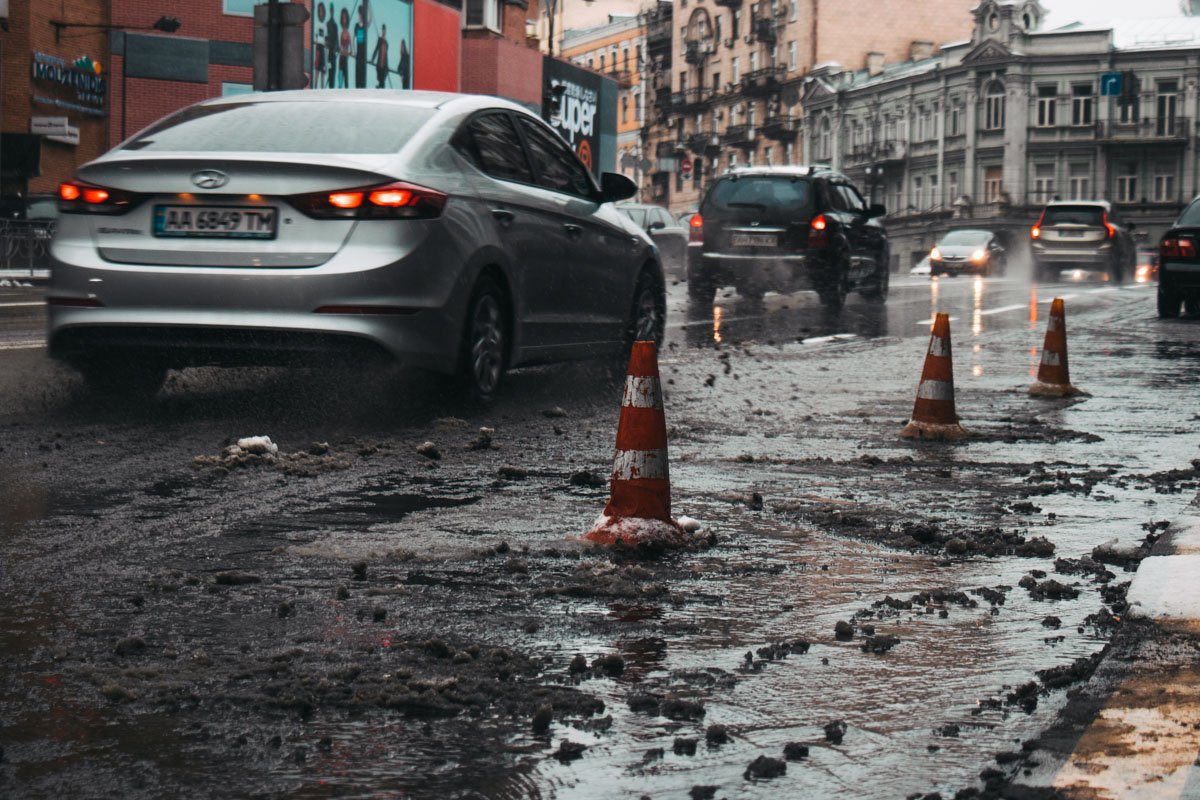 На дорогах образовалась каша из снега На дорогах образовалась каша из снега