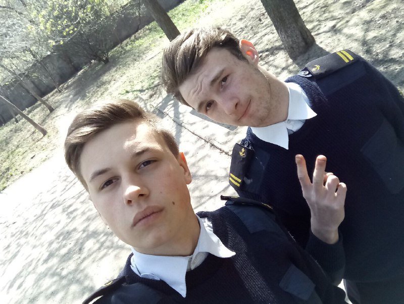 А самому старшему моряку, который пострадал от агрессии РФ, 27 лет. На фото слева - Андрей Эйдер