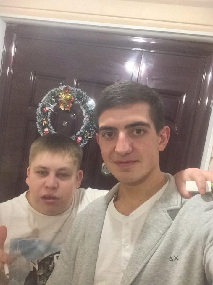 Фото с друзьями и минимум информации - такие странички в Facebook украинских моряков. На фото справа - Андрей Артеменко