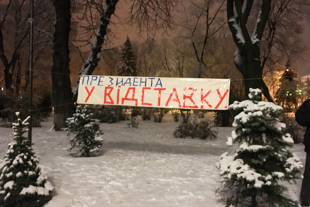 В понедельник, 26 ноября, в Киеве Верховная Рада примет решение относительно введения военного положения в Украине