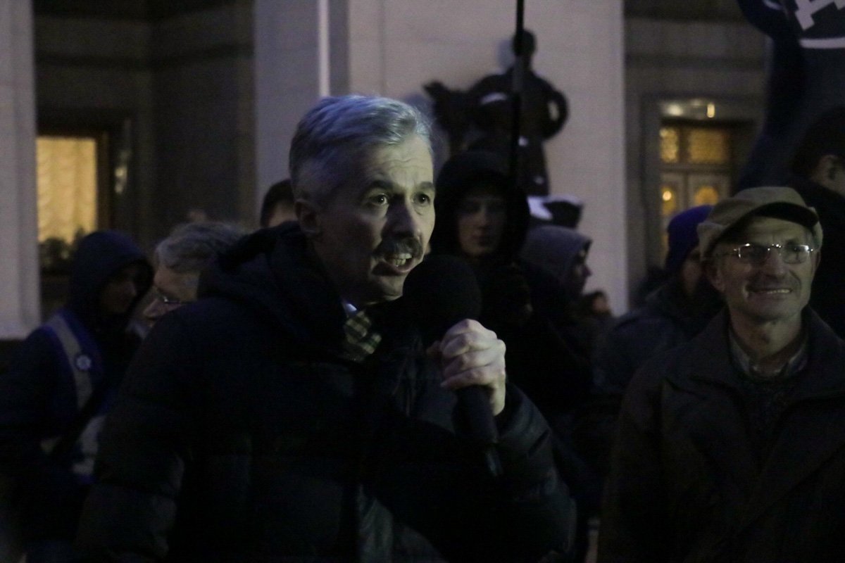 Активисты требуют от властей введения военного положения в Украине. На акции присутствуют около 200 человек