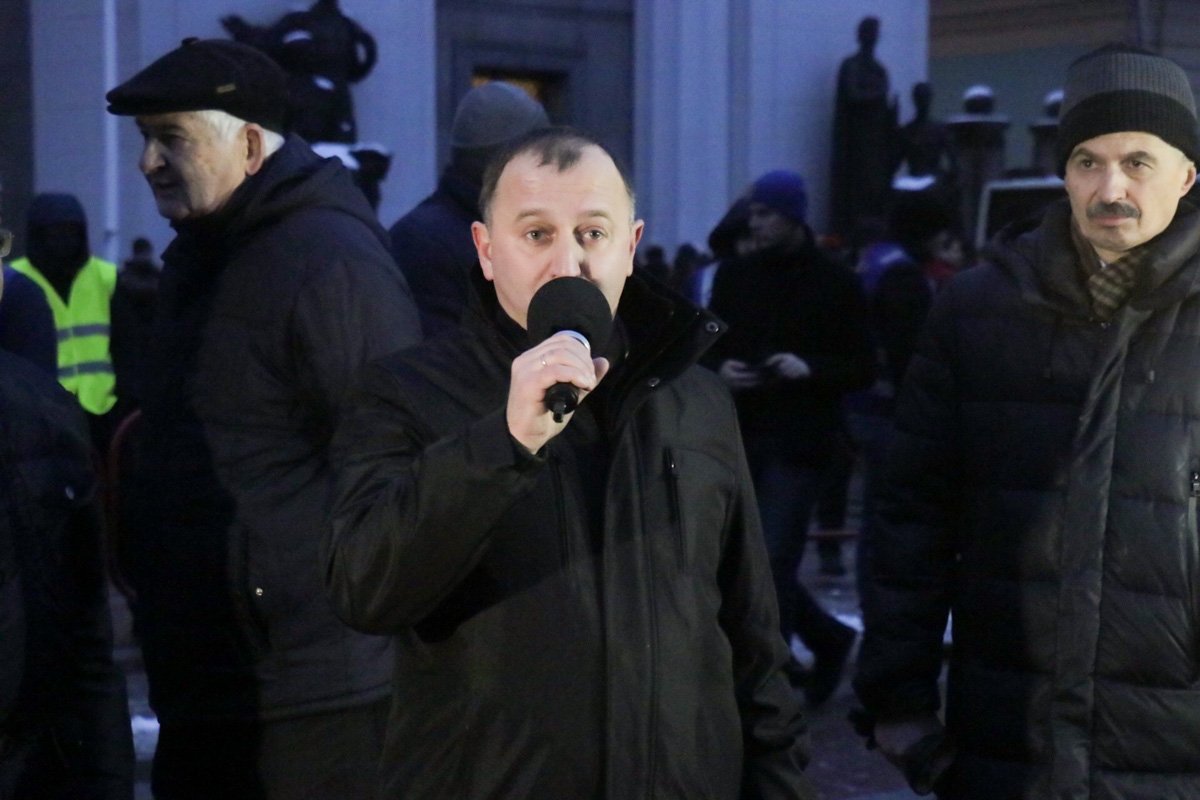 Митингующиt возле ВР d основном - это представители «Свободы», «Правого сектора» и еще нескольких организаций