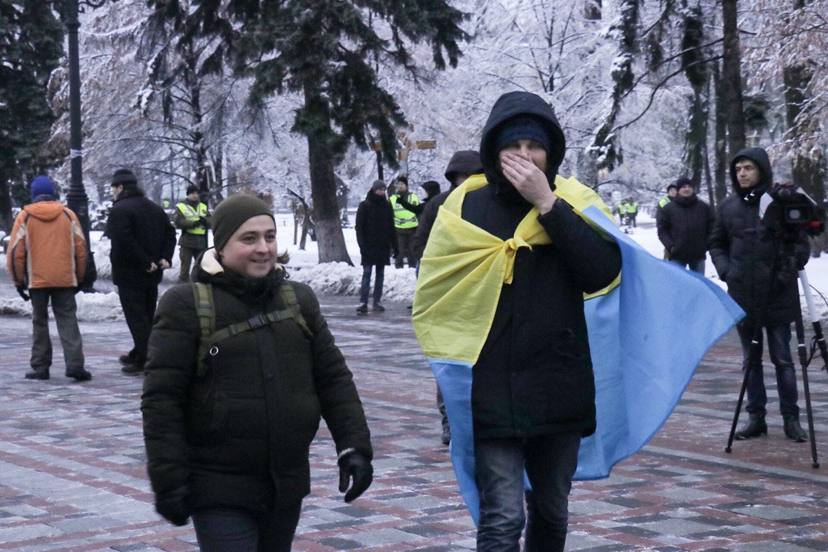 У здания Верховной Рады дежурят нацгвардия, полиция, медики и пожарные, также работает полиция диалога