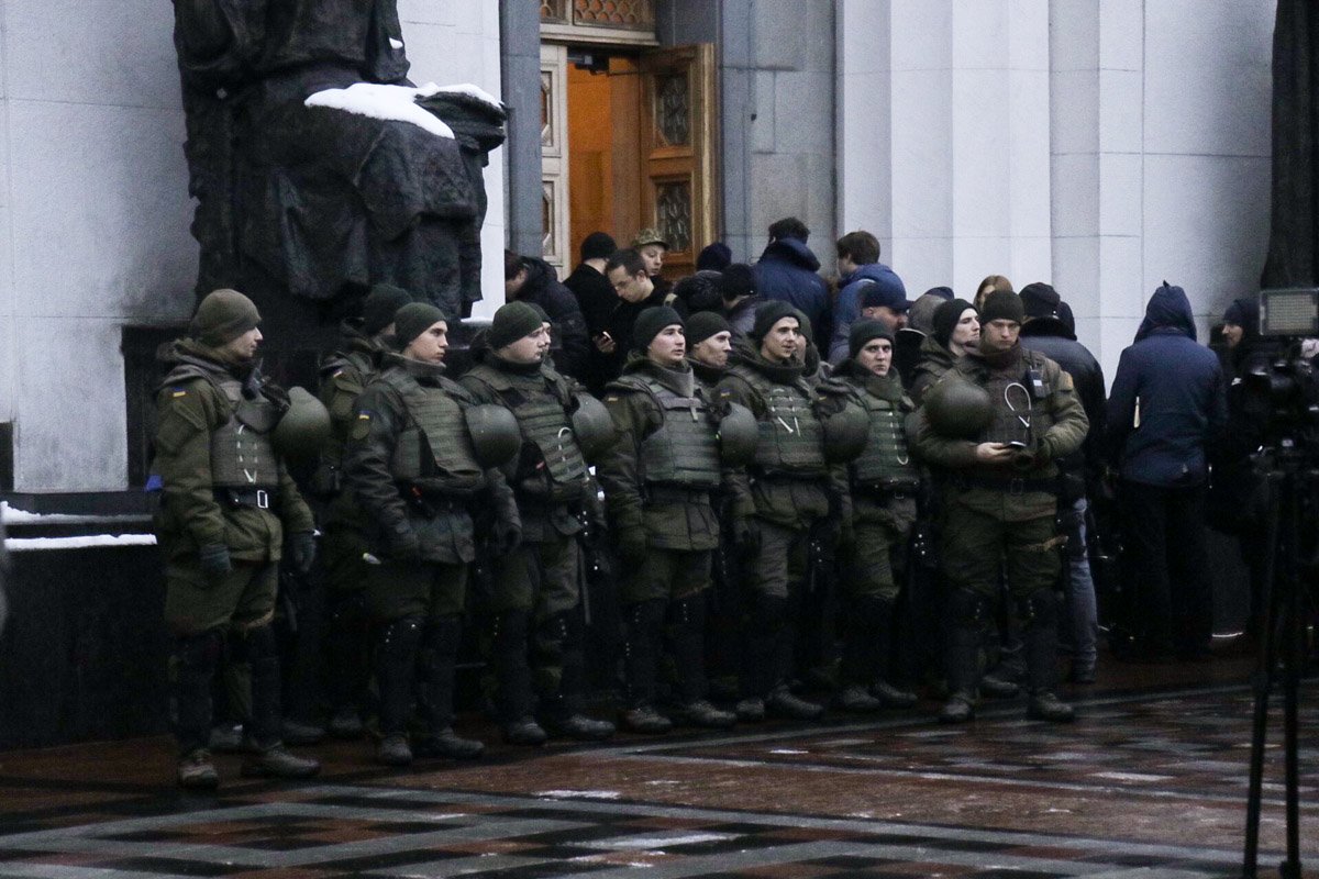 Также они утверждают, что военное положение власти должны были ввести еще четыре года назад