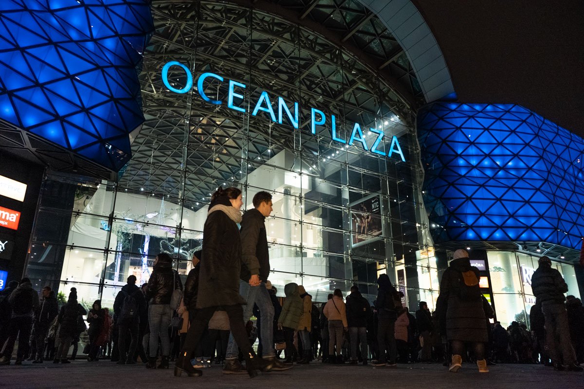Внутри ТРЦ Ocean Plaza было сильное задымление