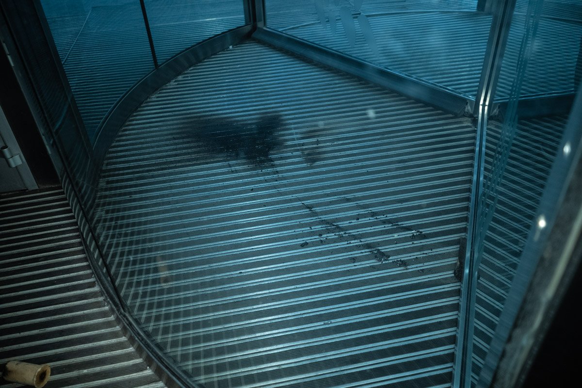 Пресс-служба ГСЧС Киева подтвердила, что в торговом центре неизвестным была брошена дымовая шашка